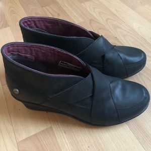 Mozo Leather wedge shoe.